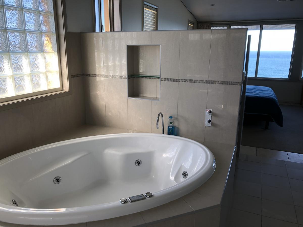 Oceanscape Luxury Beachfront Villas Скоттс-Хед Номер фото
