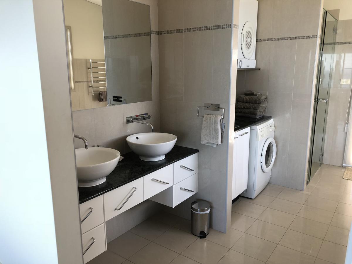 Oceanscape Luxury Beachfront Villas Скоттс-Хед Номер фото